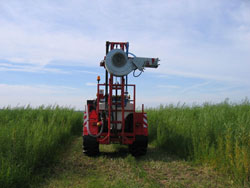 De veldspuit in een recent uitgelopen plantage